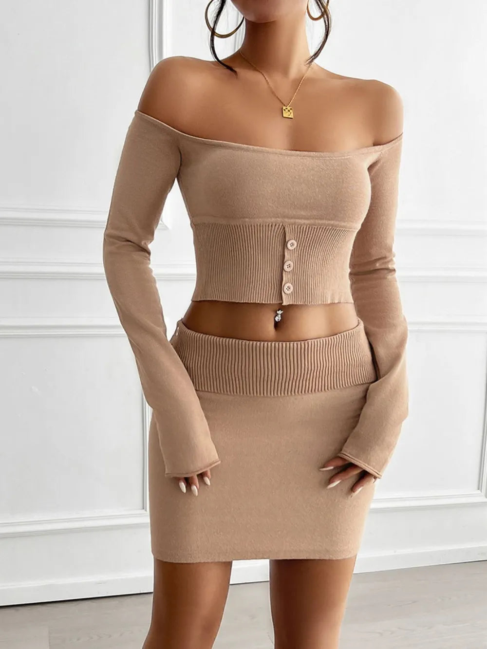 Alva - Devine dekorativ knapplös off-shoulder topp och kjolset