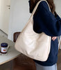 Alisa - Hobo väska med rymlig och stilren design