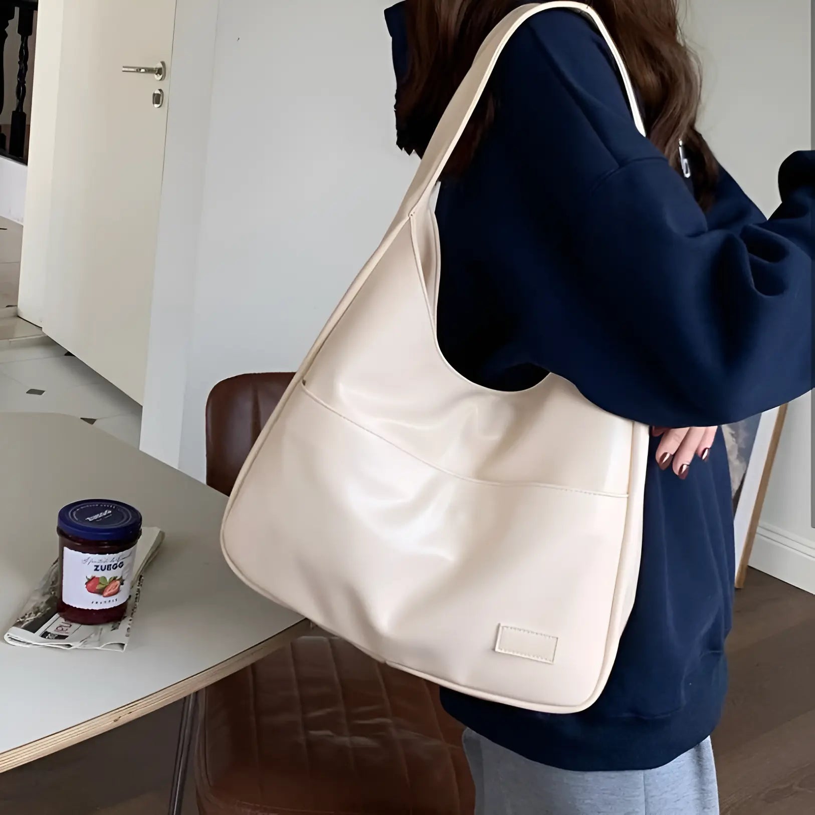 Alisa - Hobo väska med rymlig och stilren design