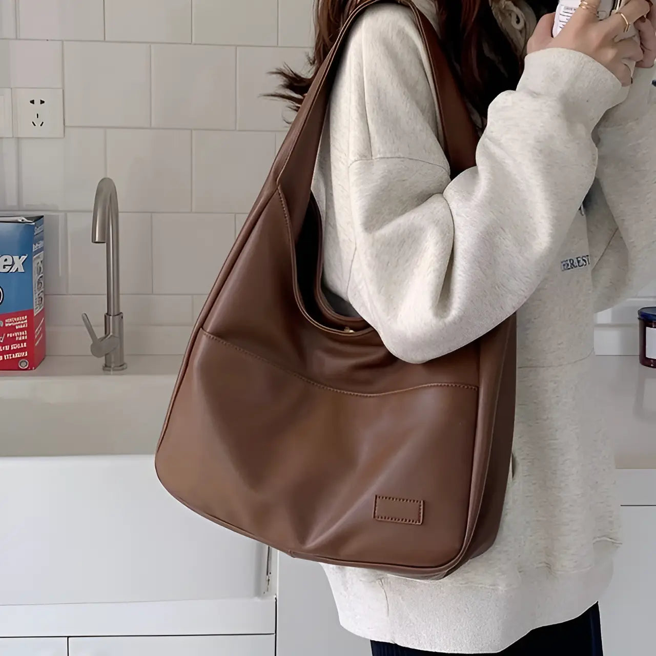 Alisa - Hobo väska med rymlig och stilren design